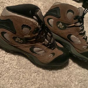 Merrell Performance Footwear Waterproof Hiking Mid Boots  Youth Size 7